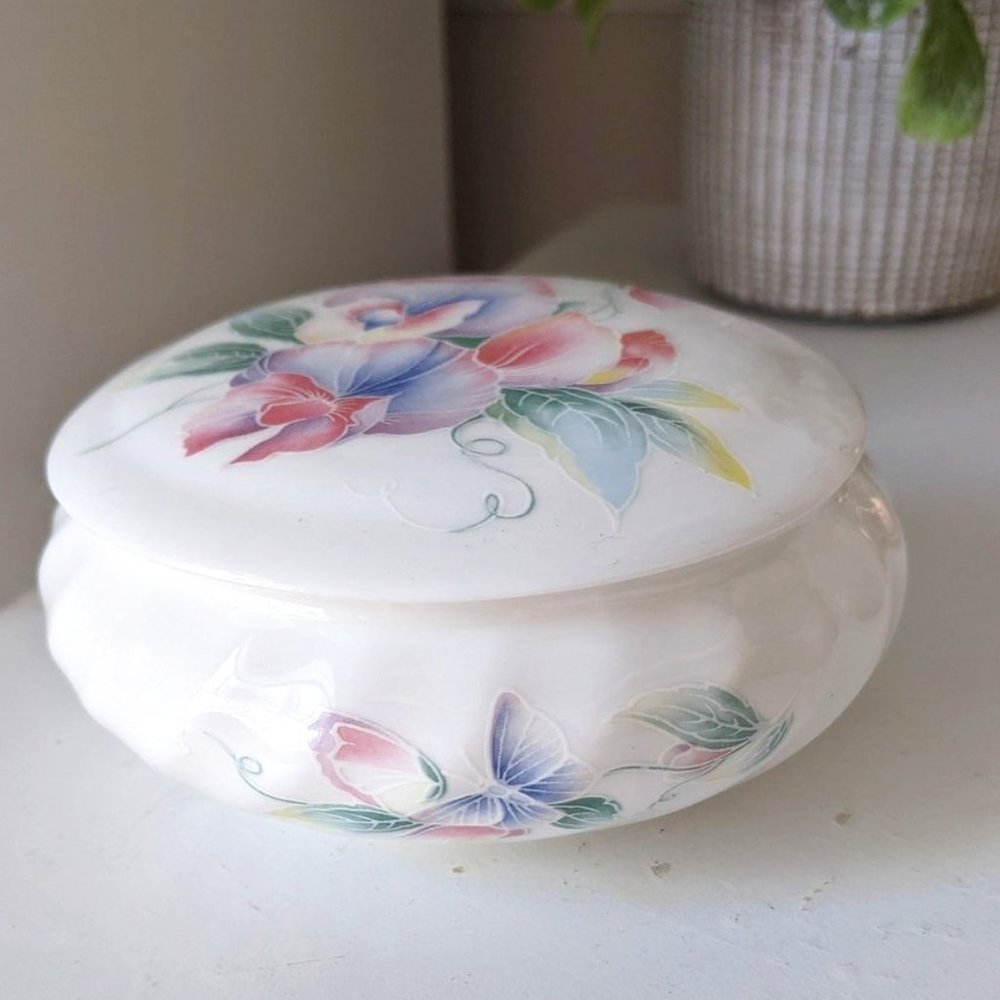 Aynsley Little Sweetheart Trinket Box Vintage Butterflies Floral Fine Bone China